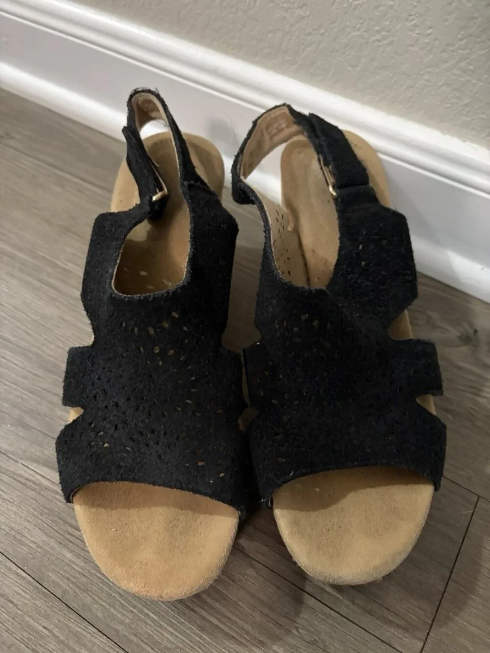 Clarks Women's Giselle Bay Wedge Sandal Black Suede Open Toe Laser Cut US Sz 8